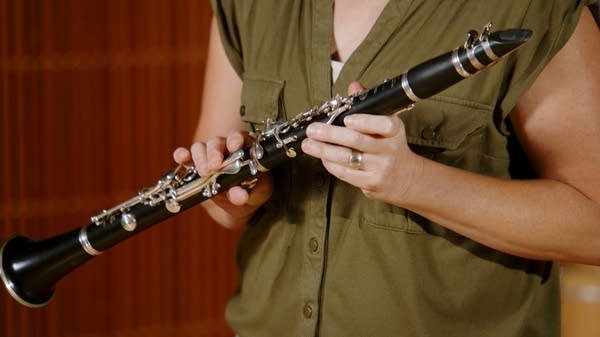 Class Notes thumbnail for a Beginning Band lesson. Includes Rena Kraut of the Minnesota Winds holding a clarinet.