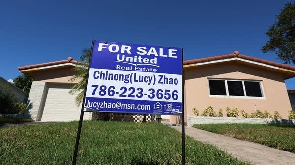 When there’s a big surge in investor demand for mortgage bonds, "the price goes up, the rate goes down, and that trickles through to what the homeowners will see," said Jeana Curro at Bank of America.