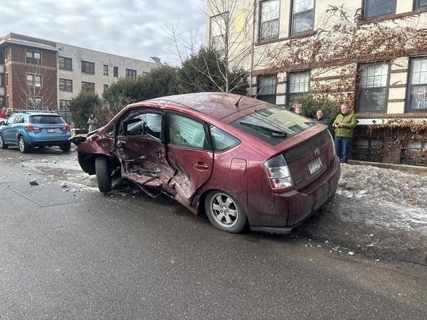 Pursuit by federal agents leads to multi-car crash in St. Paul