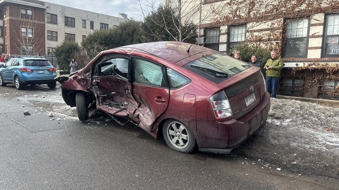 Federal agents at scene of multi-car crash in St. Paul