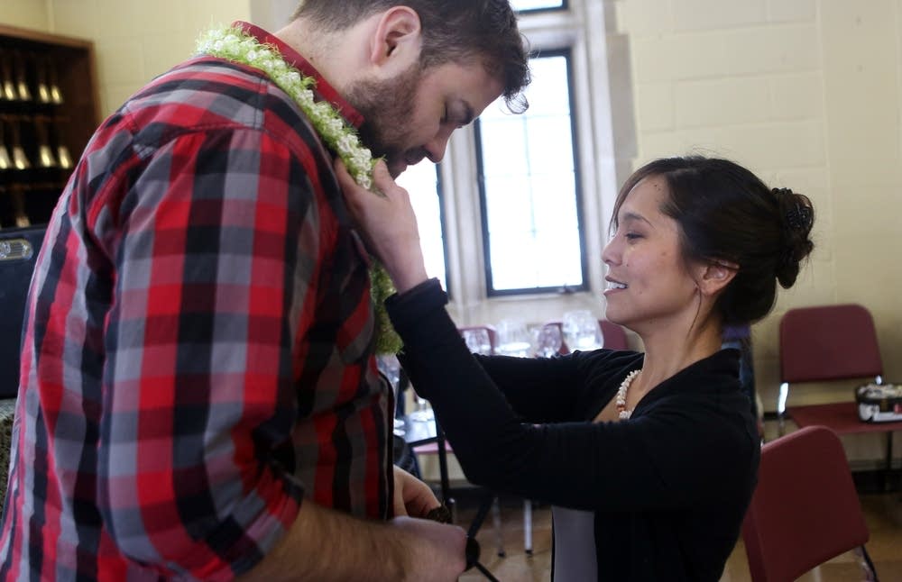 Fitting with a lei