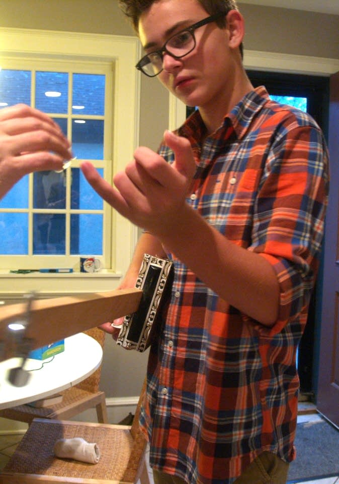 Cigar box guitar