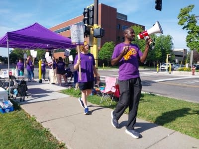 Allina hospice workers on one-day strike as bargaining continues