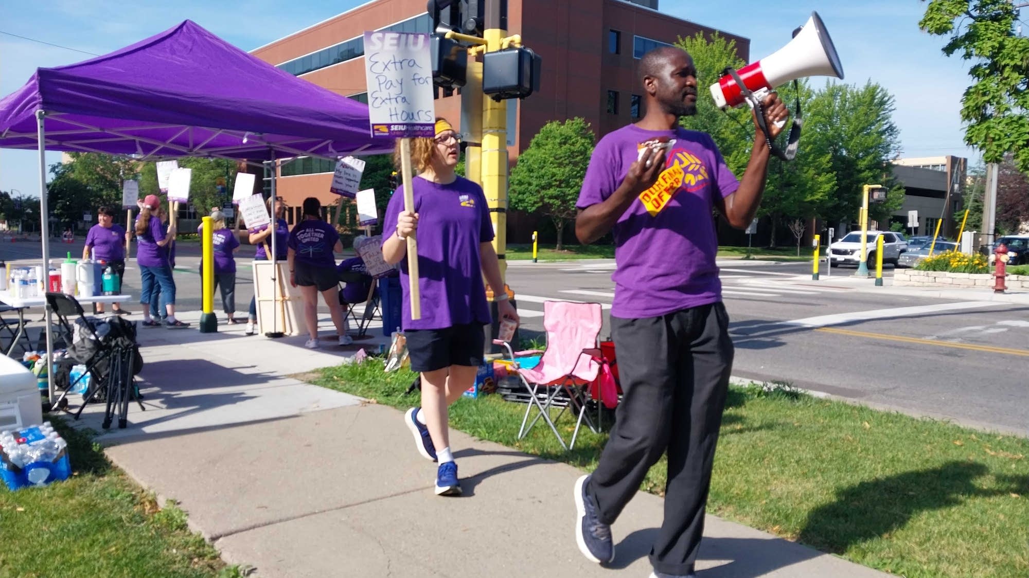 Allina hospice workers on one-day strike as bargaining continues