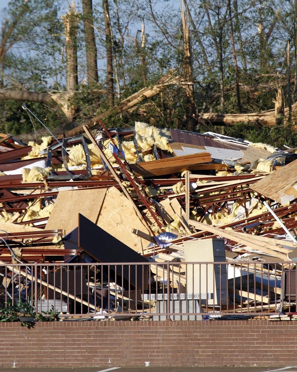 その他 Combined Disasters PSA8 INWO Deadly tornado hits Mississippi | MPR News