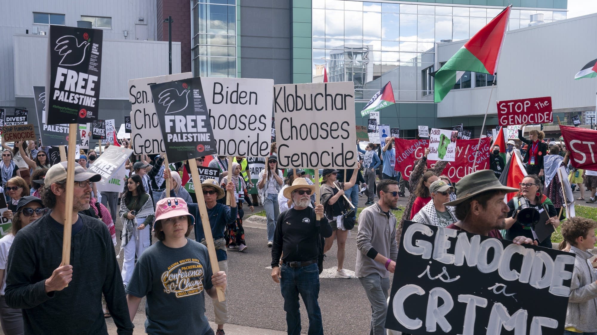 Pro-Palestinian demonstrators rally at DFL convention - Vimarsana News