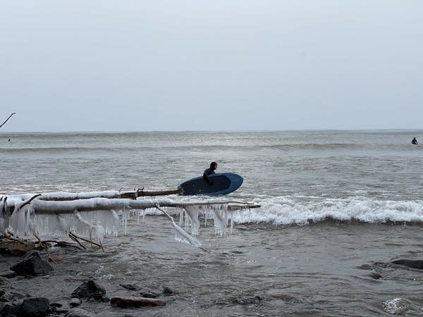 Lake Superior surfers brave frigid weather for giant freshwater waves