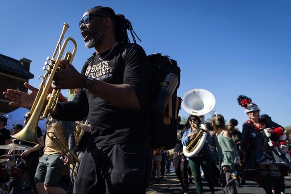 A man claps with his trumpet