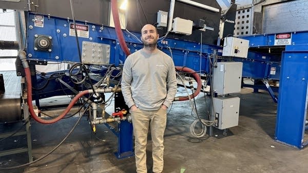 Matanya Horowitz, founder and chief technology officer of AMP, stands in front of the AI-driven recycling system his company developed. 