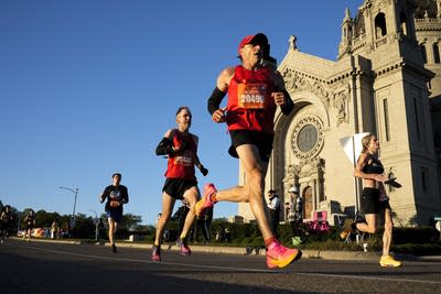 Twin Cities Marathon begins with record crowd, cool weather and traffic closures