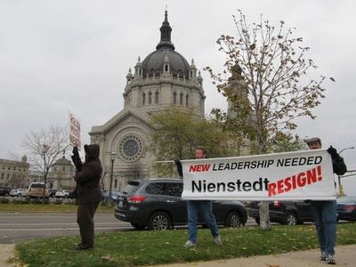 A call for Niensted't resignation