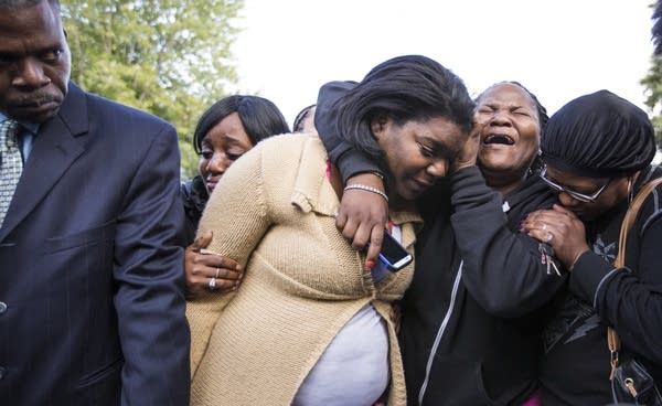 Taneisha Stewart, center, mother of 3 who died