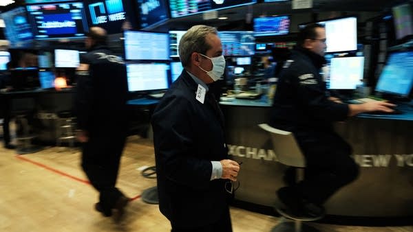 Face masks, social distancing and no handshakes: These are among the new rules for NYSE traders.