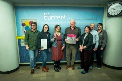 Gov. Walz poses for a photo with The Current staff.