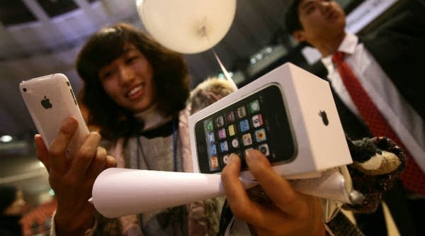 People purchasing iPhone 3Gs in South Korea back in 2009.