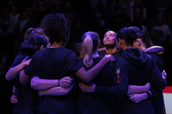 the WNBA game between Minnesota Lynx and Dallas Wings
