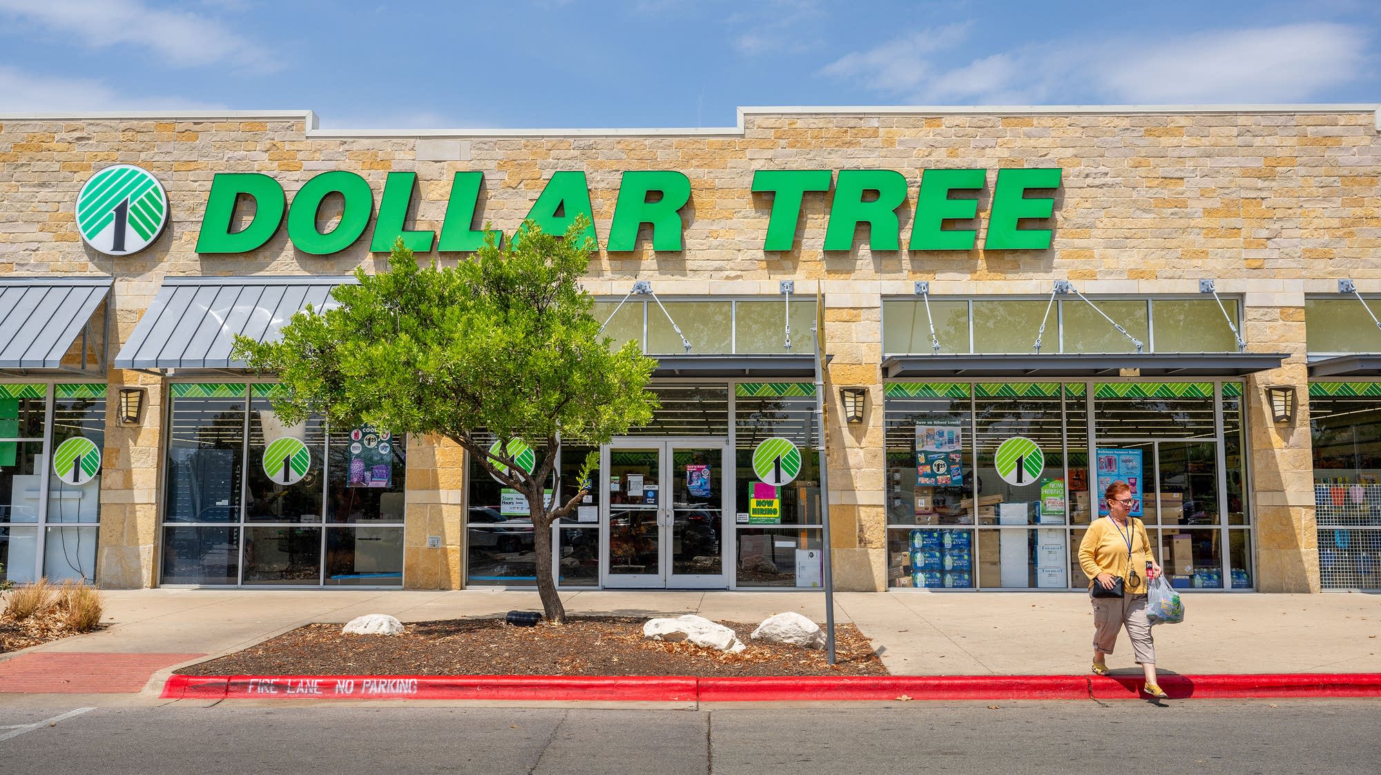 Dollar stores report strong sales as consumers hunt for deals