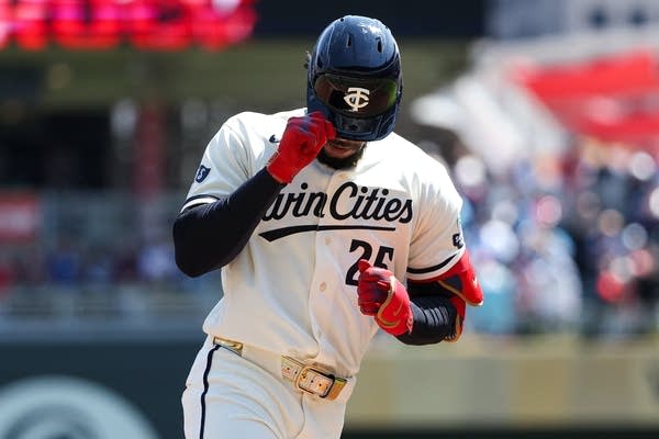 An eight-run eighth inning lifts the Blue Jays past the Twins 11-4