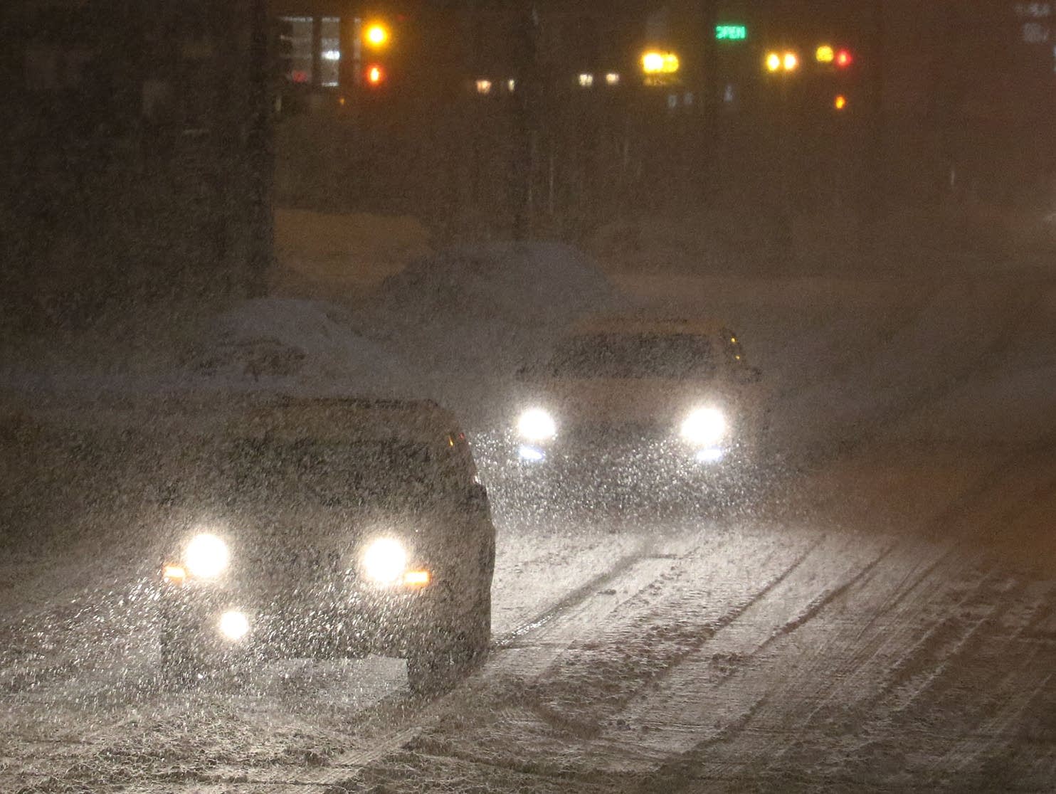 Heavy snow falling in downtown St. Paul