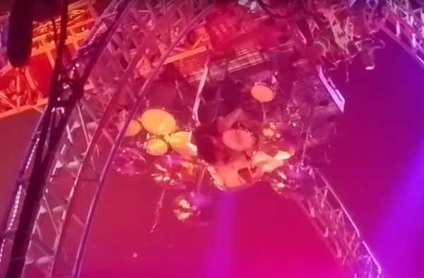 Today’s Music News: Tommy Lee gets stuck on roller coaster during Mötley Crüe’s last show