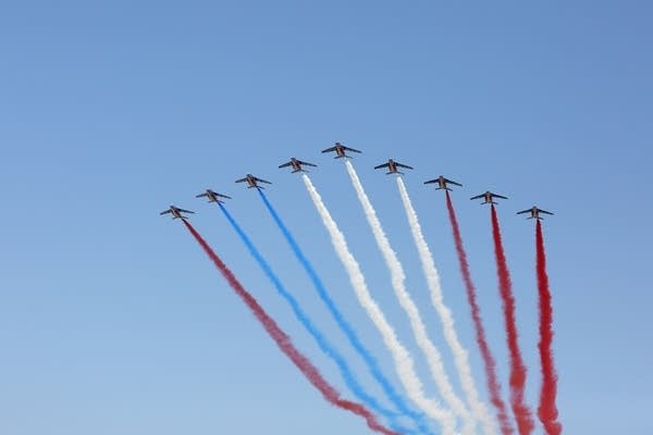 France has added additional aid to support plane manufacturers and its national airline.