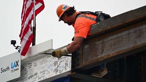 Services sector expands in January