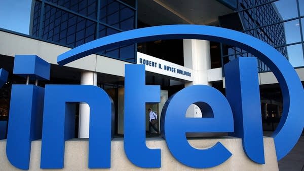 The White House makes a play for Intel