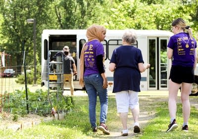 Volunteers, patients with memory loss share common experiences through gardening