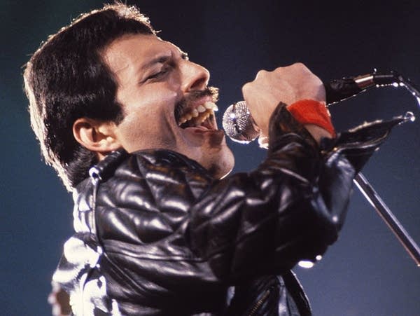 0f38d1-20160205-freddie-