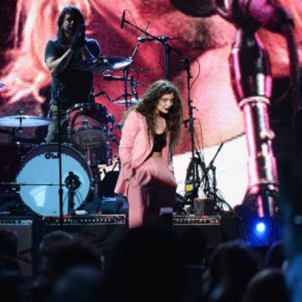 Nirvana inducted to Rock and Roll Hall of Fame, reunite with guest singers to varying degrees of success