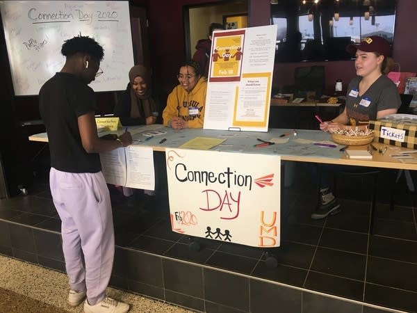 A University of Minnesota Duluth student signs up for Connection Day