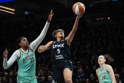 Breanna Stewart's 34 points leads the Liberty in Game 1, pushes the top-seeded Lynx to the brink