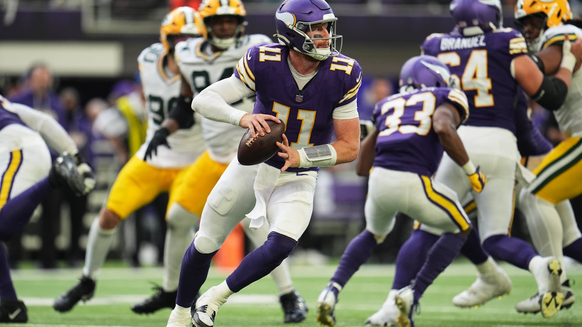 Vikings close with 29 straight points to beat rival Packers as Wentz replaces injured Murray