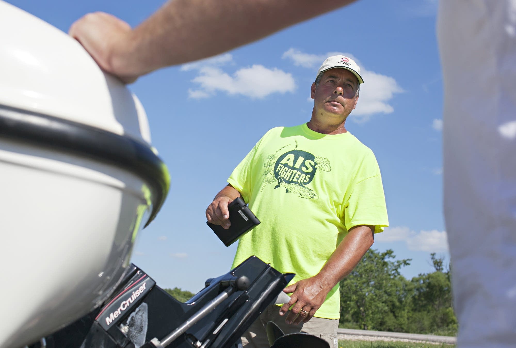 Paul Thieme, a part-time watercraft inspector, chats with Jeremy Nelson.