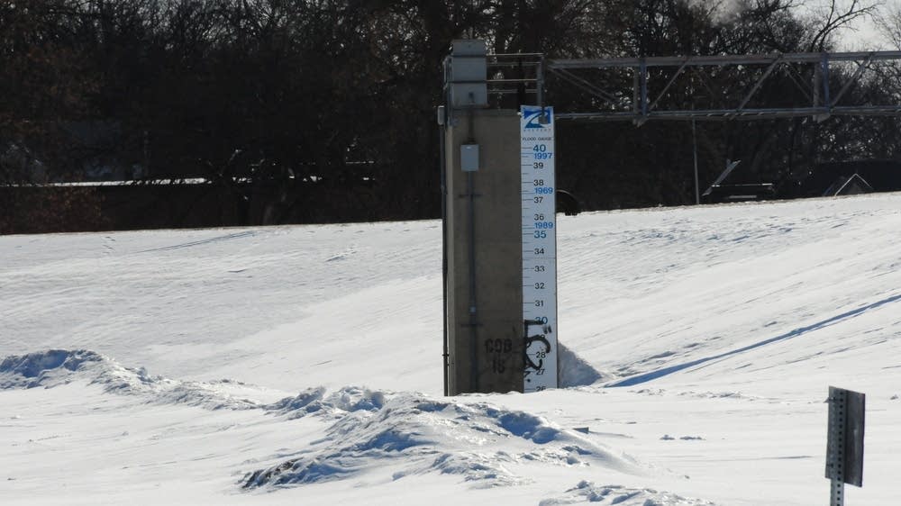 Red River expected to crest at about 40 feet in Fargo | MPR News