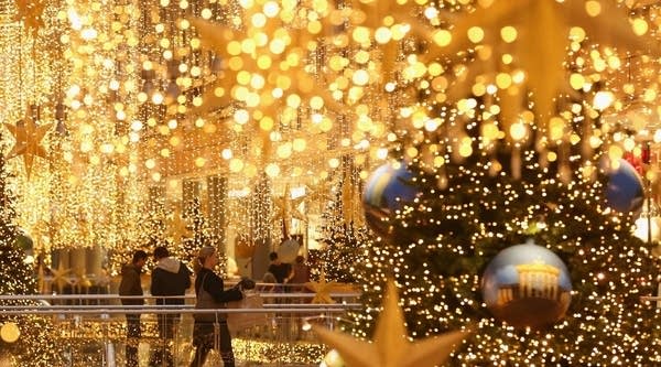 BERLIN, GERMANY - DECEMBER 22: Shoppers walk among Christmas lights at a shopping mall two days before Christmas Eve on December 22, 2015 in Berlin, Germany. Many shoppers are still looking for gifts two and retailers are hoping for a strong finale to the Christmas shopping season. (Photo by Sean Gallup/Getty Images)