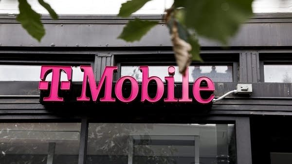 FCC fines wireless carriers over location sharing