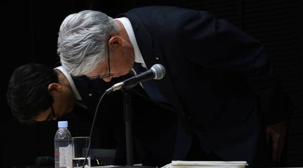 Kobe Steel President Hiroya Kawasaki (R) bows at the end of a press conference in Tokyo on March 6, 2018.