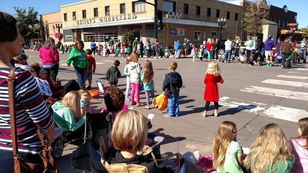 Kids and candy ruin parade for proper parents