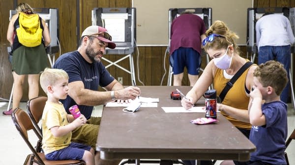 A parent explains to their children about voting