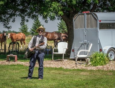 AJ Scheiber performs for the horses-07