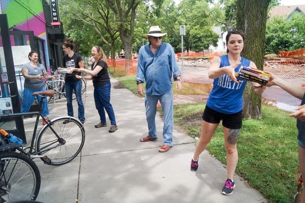 Moon Palace Books moves with the help of a 60-person book brigade