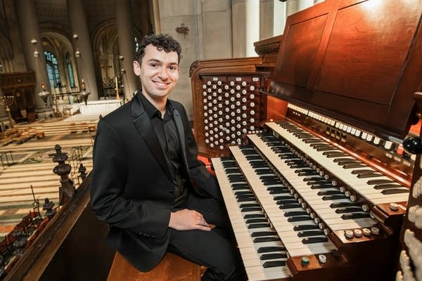 Organist Daniel Ficarri