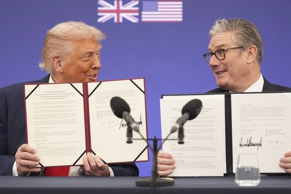 Trump and Starmer sign a tech deal before holding private talks on tariffs and war