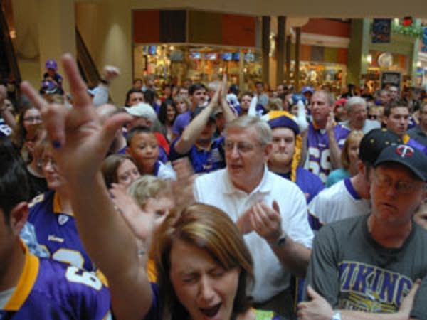 Vikings fans rally at MOA