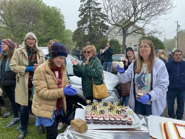 group hands out cupcakes for Duluth Dylan Fest