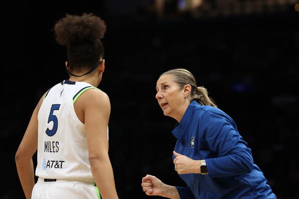 minnesota lynx basket players on the court