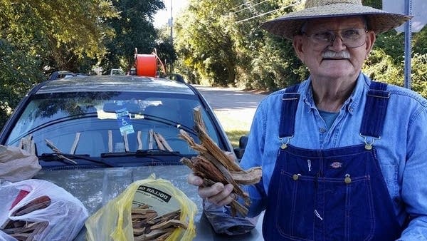 Man sells firewood to pay dead wife’s medical bills