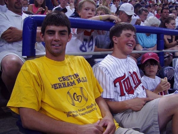 Twins fan