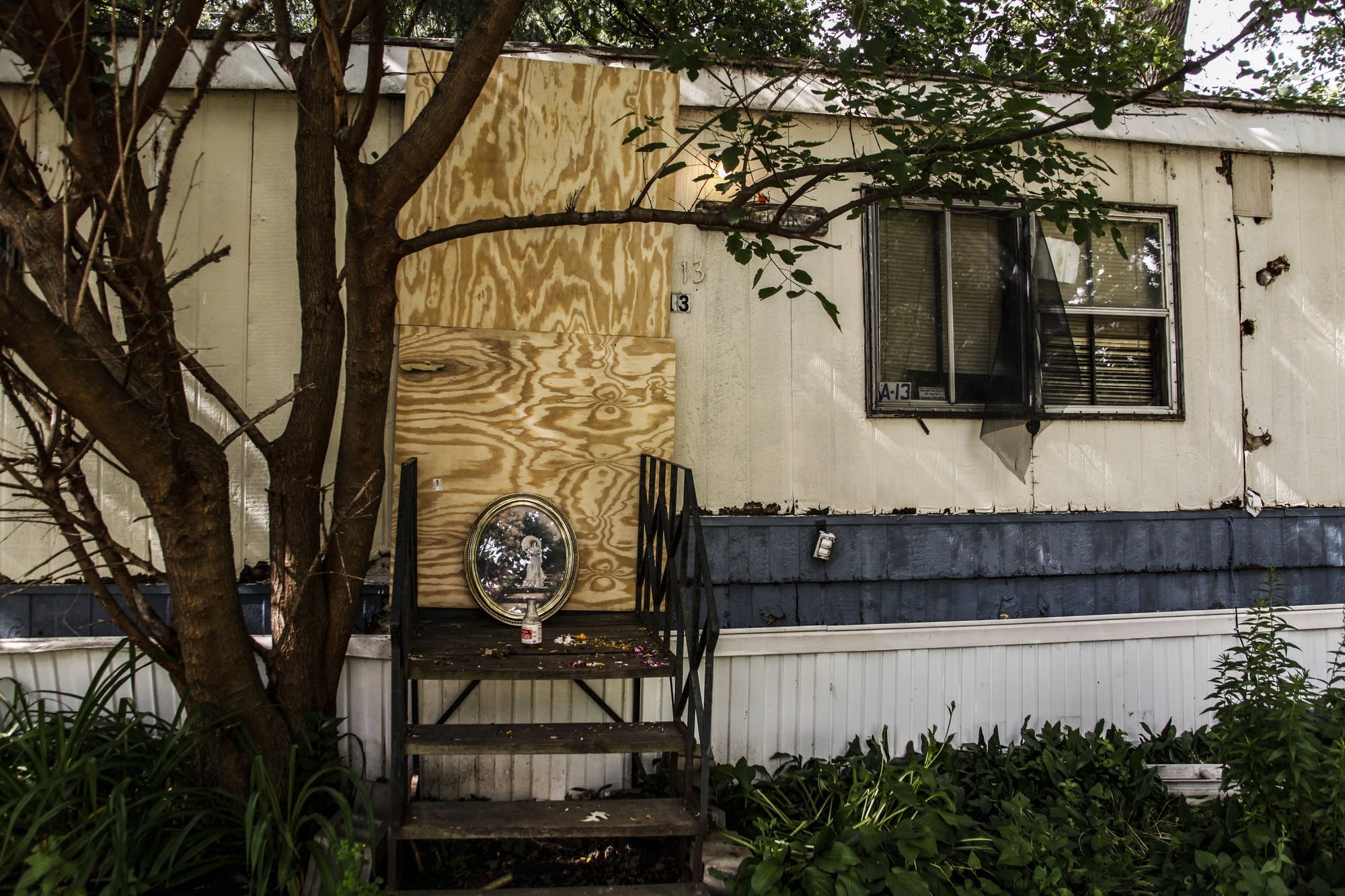 Lowry Grove residents clean out their homes before tear-down.